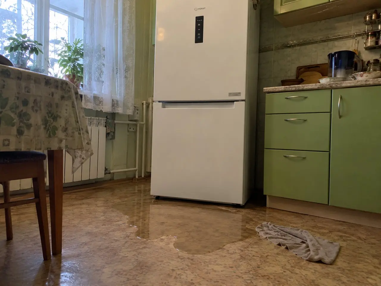 До ремонта: Течёт вода внизу